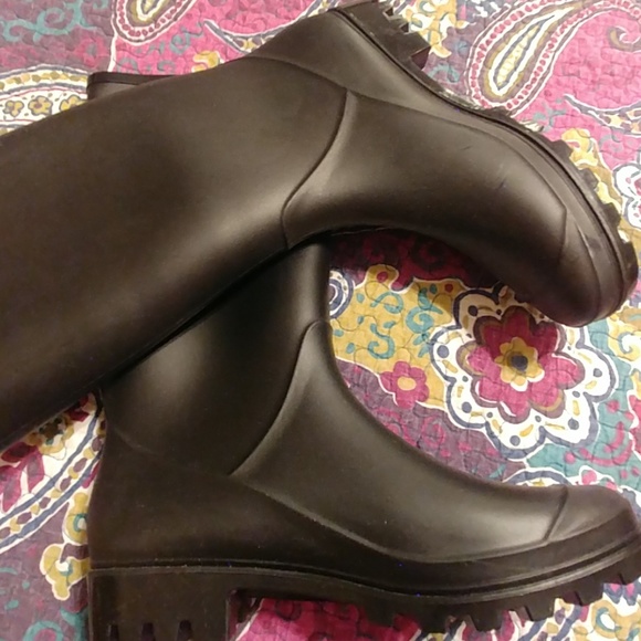 Rain boots brand new never worn - Picture 2 of 4